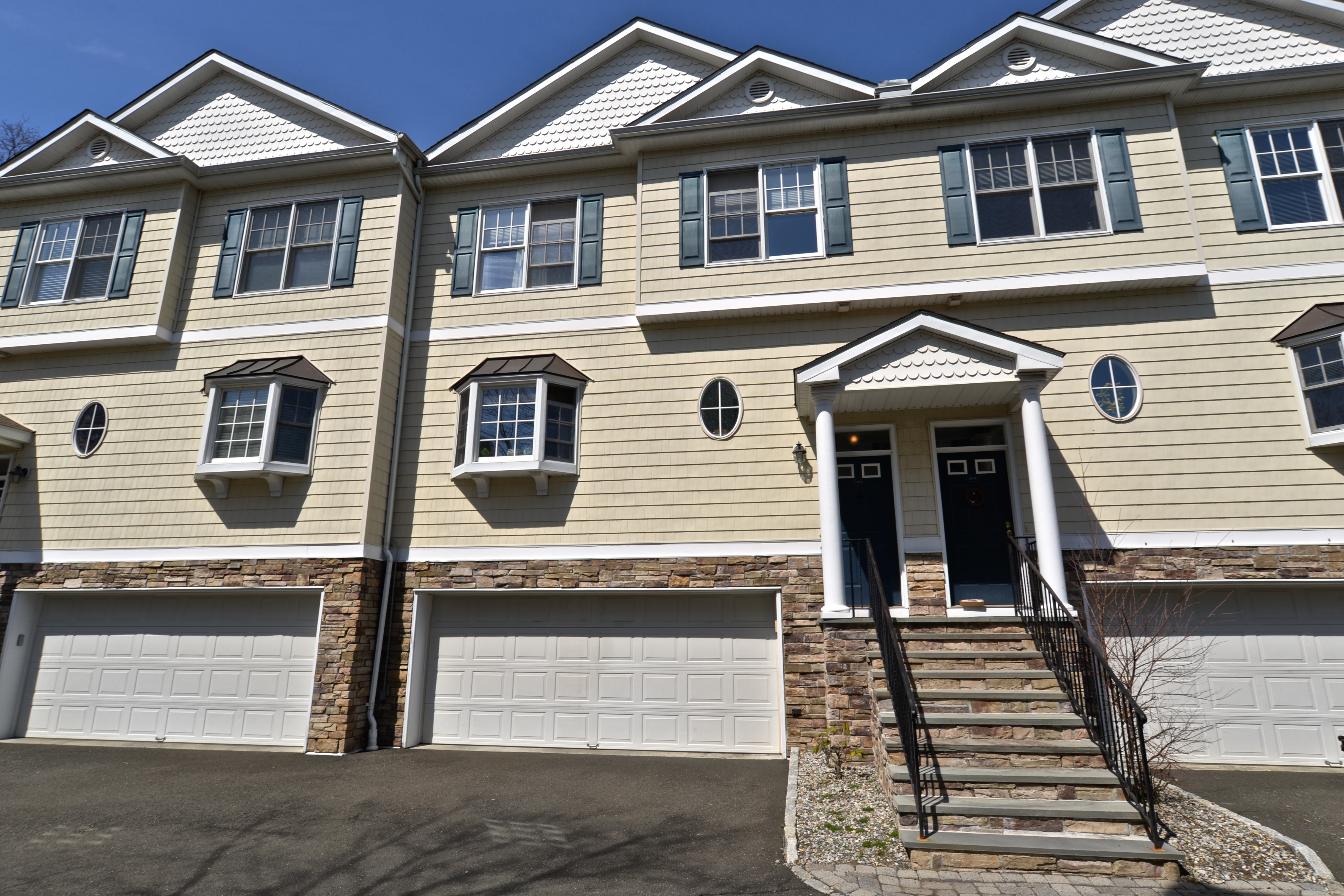 Harborview condos in danbury,ct: 3 Bedroom Modern Spacious Townhomes Large Townhome near Candlewood Lake in Danbury,CT